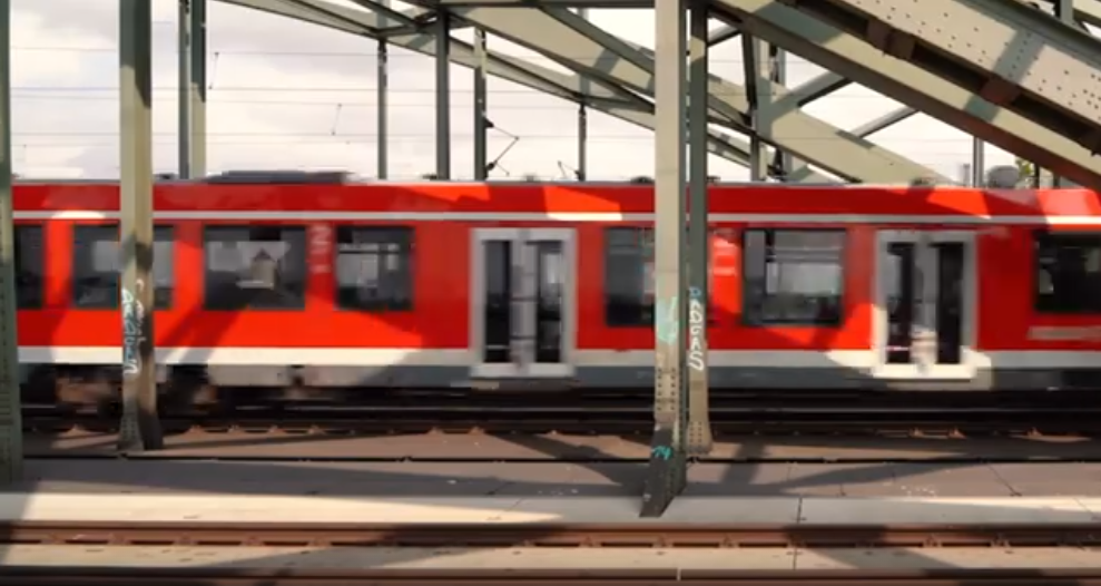 goRheinland roter S-Bahn-Zug fährt in Bahnhof ein