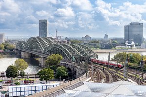 Blick auf die Hohenzollernbrücke vom Dach des Kölner Hbf (© Smilla Dankert)